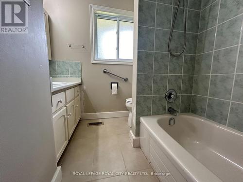 238 Cedar Street, Cambridge, ON - Indoor Photo Showing Bathroom