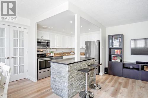 609 - 3590 Kaneff Crescent, Mississauga, ON - Indoor Photo Showing Kitchen