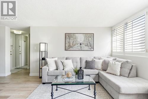 609 - 3590 Kaneff Crescent, Mississauga (Mississauga Valleys), ON - Indoor Photo Showing Living Room