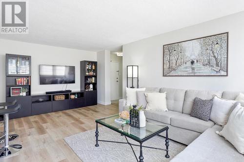 609 - 3590 Kaneff Crescent, Mississauga (Mississauga Valleys), ON - Indoor Photo Showing Living Room