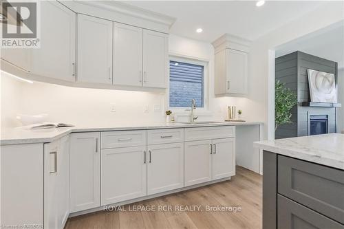 518 Newfoundland Street, Wellington North (Mount Forest), ON - Indoor Photo Showing Kitchen