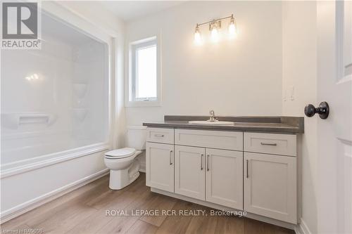 518 Newfoundland Street, Wellington North (Mount Forest), ON - Indoor Photo Showing Bathroom