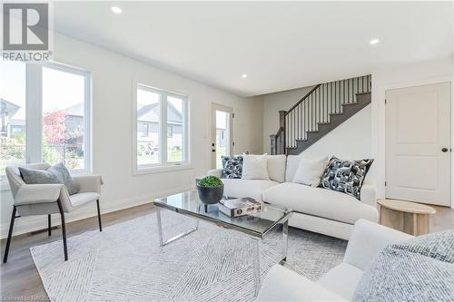 518 Newfoundland Street, Mount Forest, ON - Indoor Photo Showing Living Room