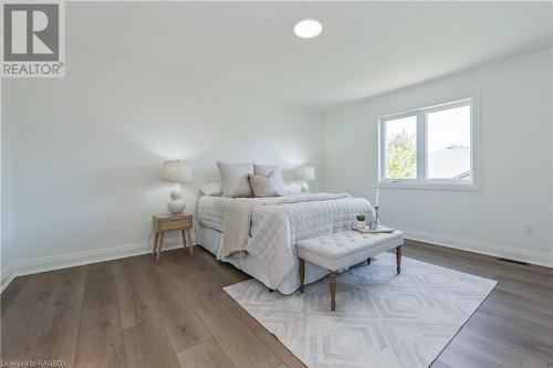 518 Newfoundland Street, Mount Forest, ON - Indoor Photo Showing Bedroom