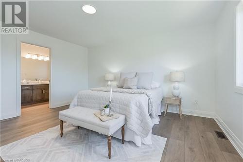 518 Newfoundland Street, Mount Forest, ON - Indoor Photo Showing Bedroom