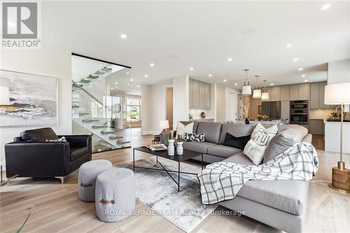 42 & 44 Parkland Crescent, Ottawa, ON - Indoor Photo Showing Living Room