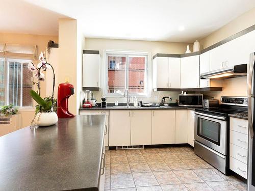 Kitchen - 4943  - 4945 Rue Jean-Brillant, Montréal (Côte-Des-Neiges/Notre-Dame-De-Grâce), QC - Indoor Photo Showing Kitchen With Double Sink