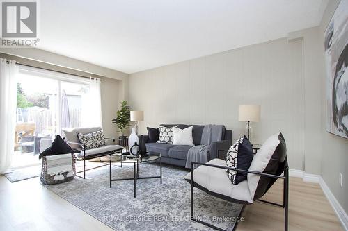 39 Hobbs Drive, Clarington (Bowmanville), ON - Indoor Photo Showing Living Room