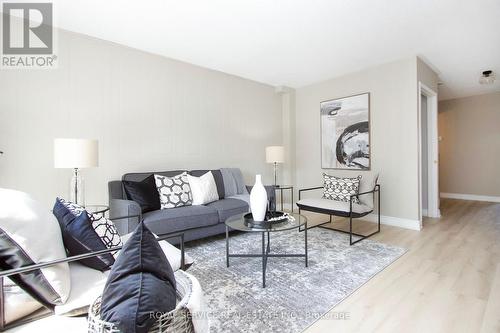 39 Hobbs Drive, Clarington (Bowmanville), ON - Indoor Photo Showing Living Room