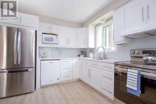 39 Hobbs Drive, Clarington (Bowmanville), ON - Indoor Photo Showing Kitchen