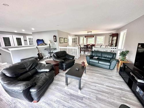 680 Maki Road, Murillo, ON - Indoor Photo Showing Living Room