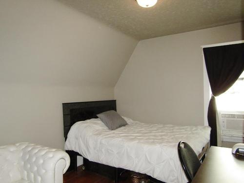 306 First Street East, Fort Frances, ON - Indoor Photo Showing Bedroom