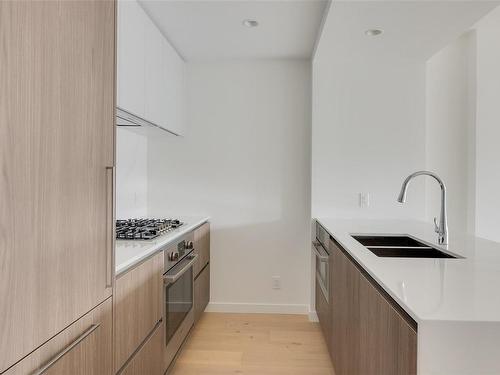 1113-2000 Hannington Rd, Langford, BC - Indoor Photo Showing Kitchen With Double Sink