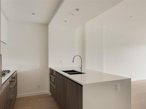 1113-2000 Hannington Rd, Langford, BC - Indoor Photo Showing Kitchen With Double Sink With Upgraded Kitchen