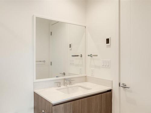 1113-2000 Hannington Rd, Langford, BC - Indoor Photo Showing Bathroom