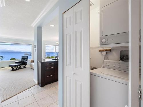 102-3132 Island Hwy West, Qualicum Beach, BC - Indoor Photo Showing Laundry Room