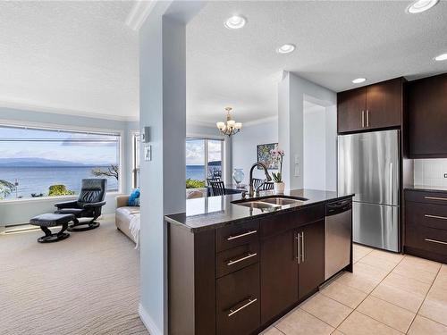 102-3132 Island Hwy West, Qualicum Beach, BC - Indoor Photo Showing Kitchen With Double Sink