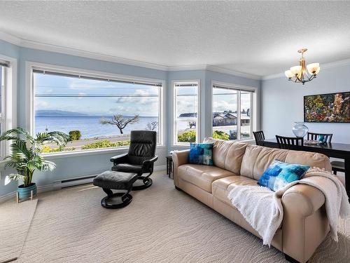 102-3132 Island Hwy West, Qualicum Beach, BC - Indoor Photo Showing Living Room