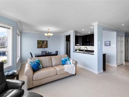 102-3132 Island Hwy West, Qualicum Beach, BC - Indoor Photo Showing Living Room