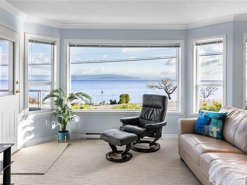 102-3132 Island Hwy West, Qualicum Beach, BC - Indoor Photo Showing Living Room