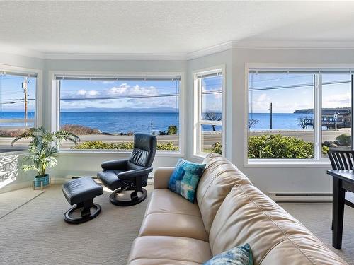 102-3132 Island Hwy West, Qualicum Beach, BC - Indoor Photo Showing Living Room