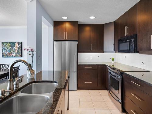 102-3132 Island Hwy West, Qualicum Beach, BC - Indoor Photo Showing Kitchen With Double Sink