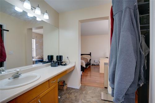 1605 15 Avenue, Vernon, BC - Indoor Photo Showing Bathroom