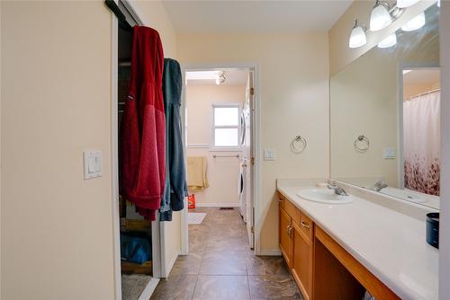 1605 15 Avenue, Vernon, BC - Indoor Photo Showing Bathroom