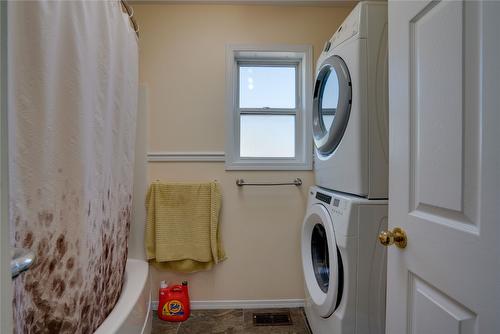 1605 15 Avenue, Vernon, BC - Indoor Photo Showing Laundry Room