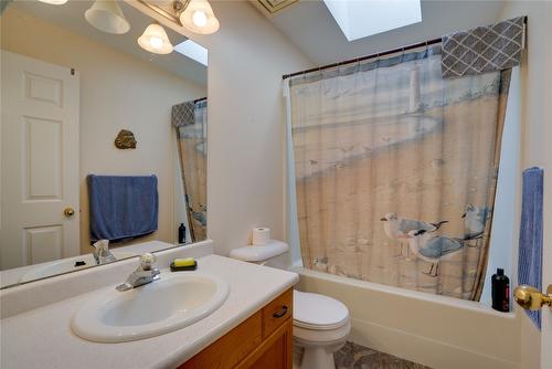 1605 15 Avenue, Vernon, BC - Indoor Photo Showing Bathroom