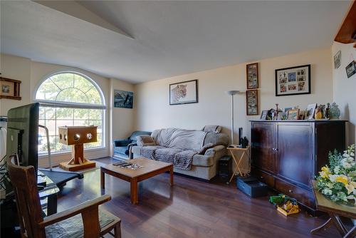 1605 15 Avenue, Vernon, BC - Indoor Photo Showing Living Room