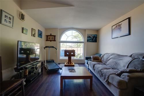 1605 15 Avenue, Vernon, BC - Indoor Photo Showing Living Room