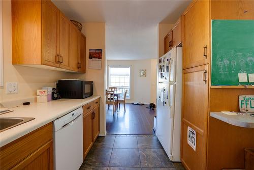 1605 15 Avenue, Vernon, BC - Indoor Photo Showing Kitchen