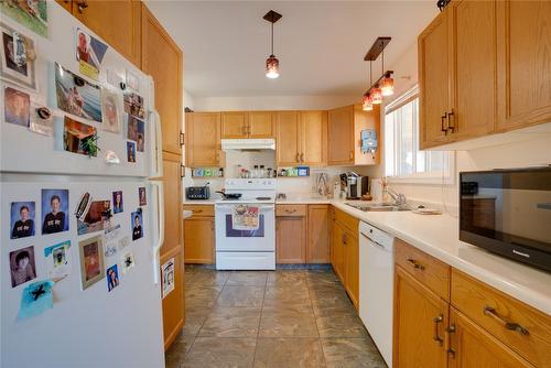 1605 15 Avenue, Vernon, BC - Indoor Photo Showing Kitchen With Double Sink