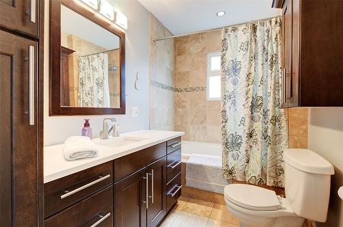 1881 Ethel Street, Kelowna, BC - Indoor Photo Showing Bathroom