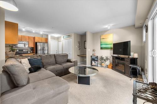 201-533 Yates Road, Kelowna, BC - Indoor Photo Showing Living Room