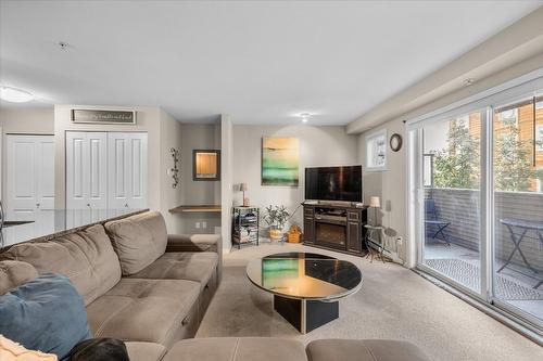 201-533 Yates Road, Kelowna, BC - Indoor Photo Showing Living Room