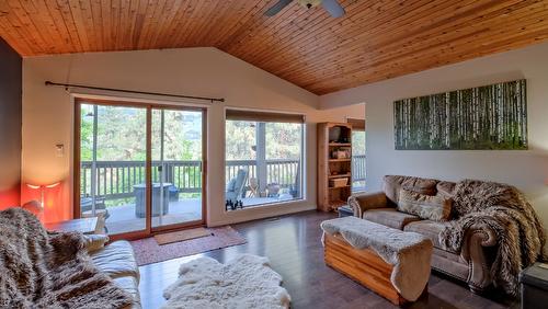 11091 Eva Road, Lake Country, BC - Indoor Photo Showing Living Room