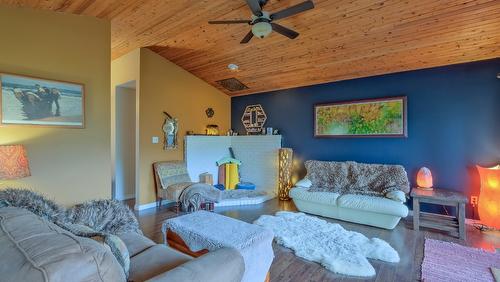 11091 Eva Road, Lake Country, BC - Indoor Photo Showing Living Room