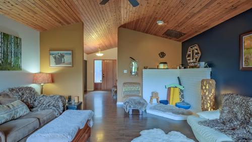 11091 Eva Road, Lake Country, BC - Indoor Photo Showing Living Room