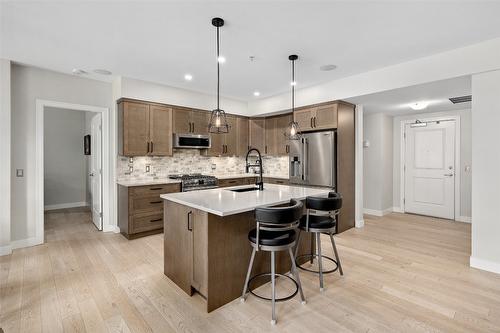 111-600 Sarsons Road, Kelowna, BC - Indoor Photo Showing Kitchen With Stainless Steel Kitchen With Upgraded Kitchen