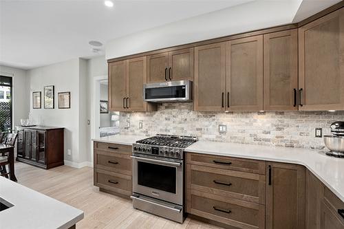 111-600 Sarsons Road, Kelowna, BC - Indoor Photo Showing Kitchen With Upgraded Kitchen