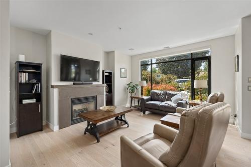 111-600 Sarsons Road, Kelowna, BC - Indoor Photo Showing Living Room With Fireplace