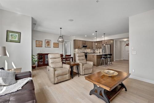 111-600 Sarsons Road, Kelowna, BC - Indoor Photo Showing Living Room