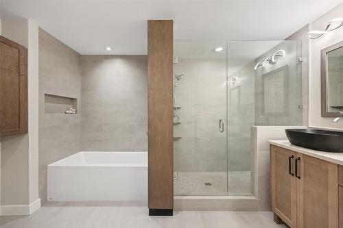 111-600 Sarsons Road, Kelowna, BC - Indoor Photo Showing Bathroom