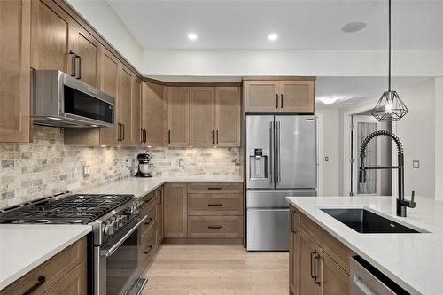 111-600 Sarsons Road, Kelowna, BC - Indoor Photo Showing Kitchen With Stainless Steel Kitchen With Upgraded Kitchen