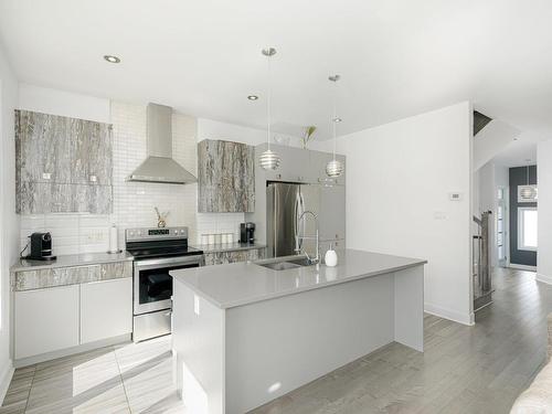 Cuisine - 570 Rue Populaire, Terrebonne (Lachenaie), QC - Indoor Photo Showing Kitchen With Upgraded Kitchen