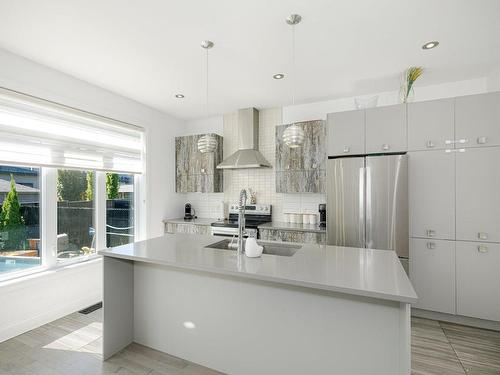 Cuisine - 570 Rue Populaire, Terrebonne (Lachenaie), QC - Indoor Photo Showing Kitchen With Upgraded Kitchen