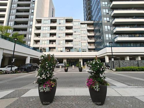 525-7900 Bathurst St, Vaughan, ON - Outdoor With Facade