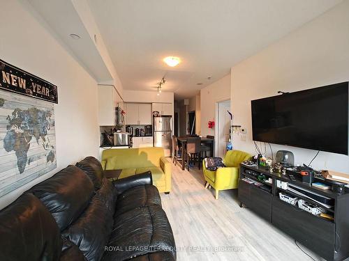 525-7900 Bathurst St, Vaughan, ON - Indoor Photo Showing Living Room